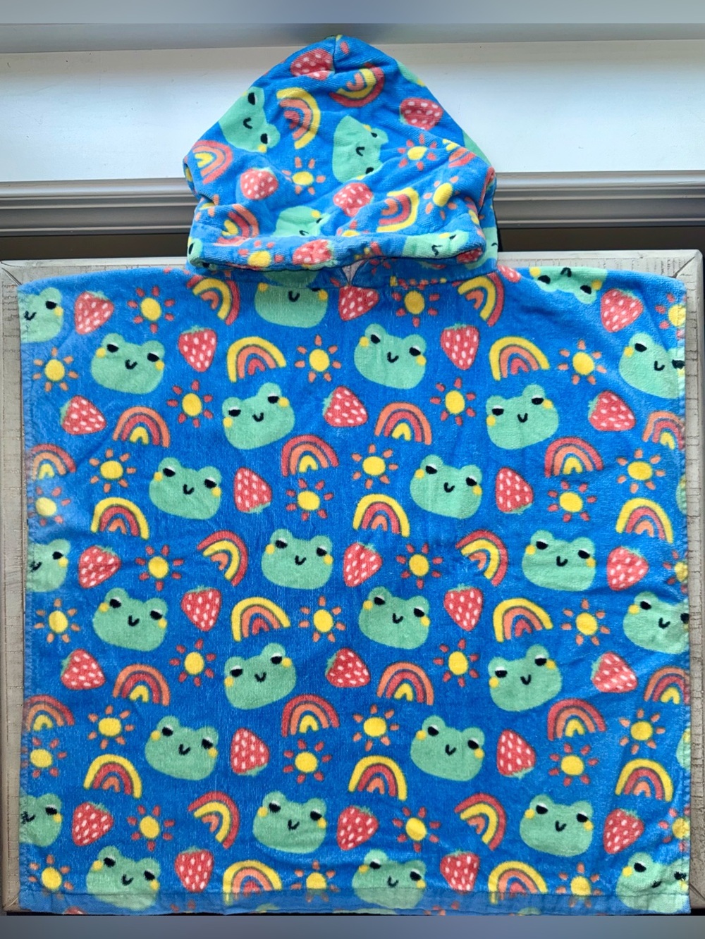 Kids Towel Poncho with Hood One Size Rainbows & frogs EUC